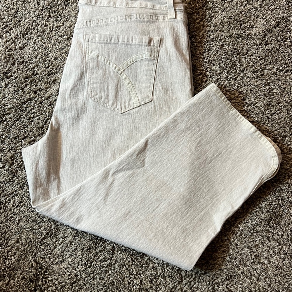 Bandolino Cream Textured Denim Capri